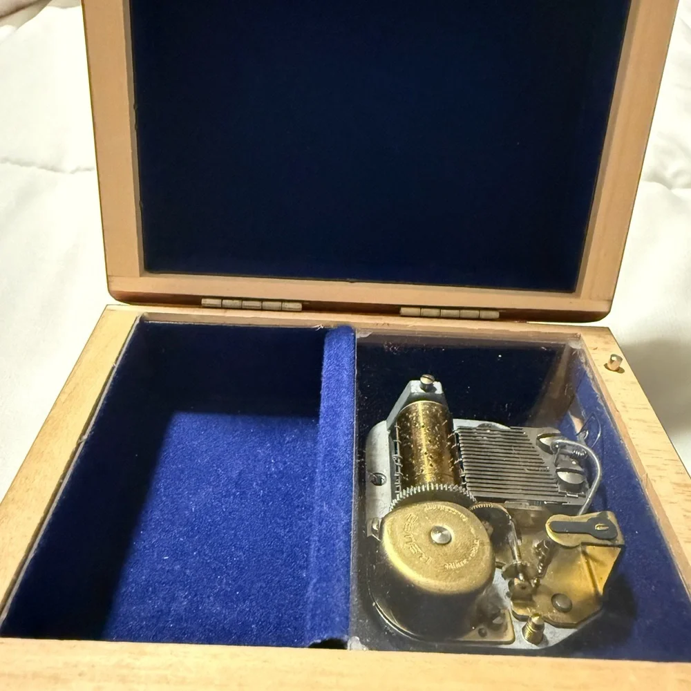 Reuge “That’s What Friends Are For” Swiss music box - visible movement